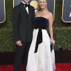 Kaley Cuoco y Karl Cook en la alfombra roja de los Globos de Oro 2019