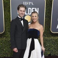 Kaley Cuoco y Karl Cook en la alfombra roja de los Globos de Oro 2019