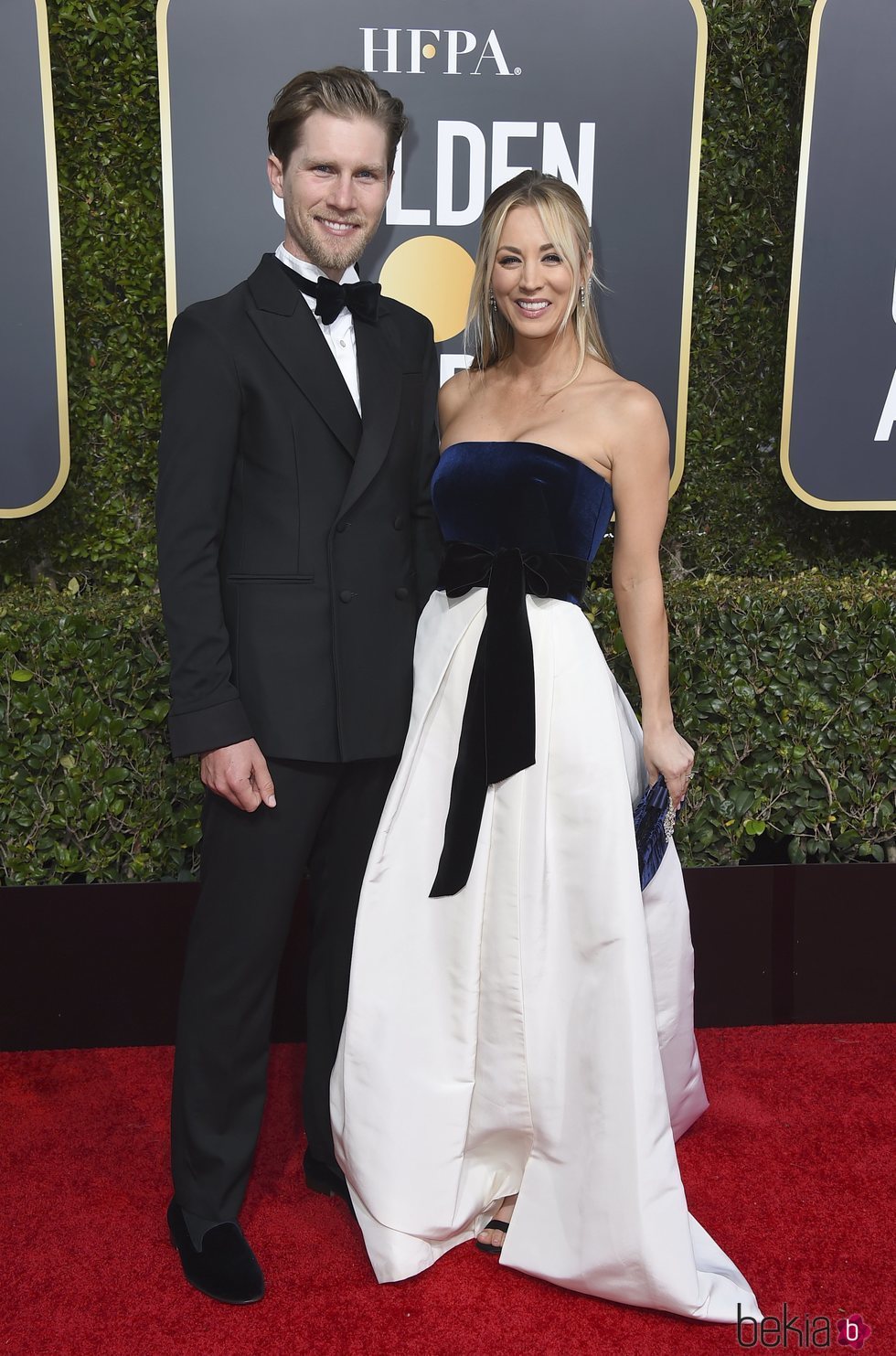 Kaley Cuoco y Karl Cook en la alfombra roja de los Globos de Oro 2019