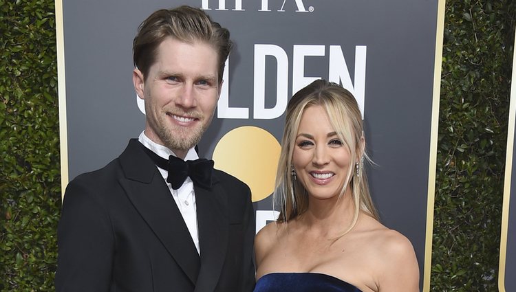 Kaley Cuoco y Karl Cook en la alfombra roja de los Globos de Oro 2019