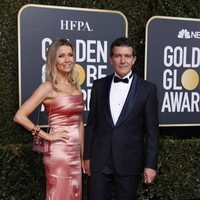 Nicole Kimpel y Antonio Banderas en la alfombra roja de los Globos de Oro 2019