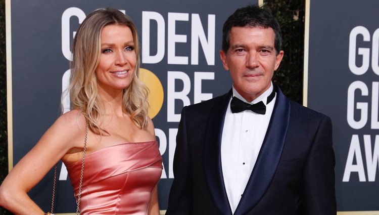 Nicole Kimpel y Antonio Banderas en la alfombra roja de los Globos de Oro 2019