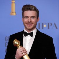 Richard Madden con su premio en los Globos de Oro 2019