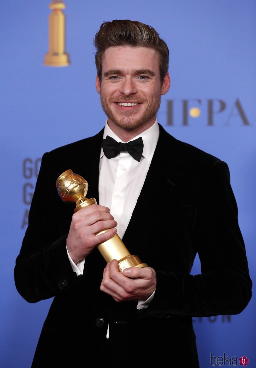 Richard Madden con su premio en los Globos de Oro 2019