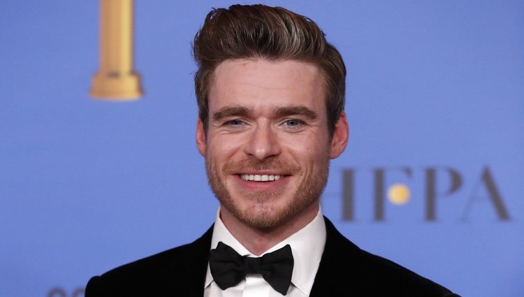 Richard Madden con su premio en los Globos de Oro 2019