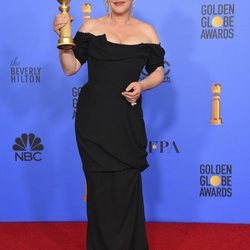 Patricia Arquette con su premio en los Globos de Oro 2019