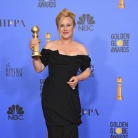 Patricia Arquette con su premio en los Globos de Oro 2019