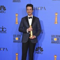 Justin Hurwitz con su premio en los Globos de Oro 2019