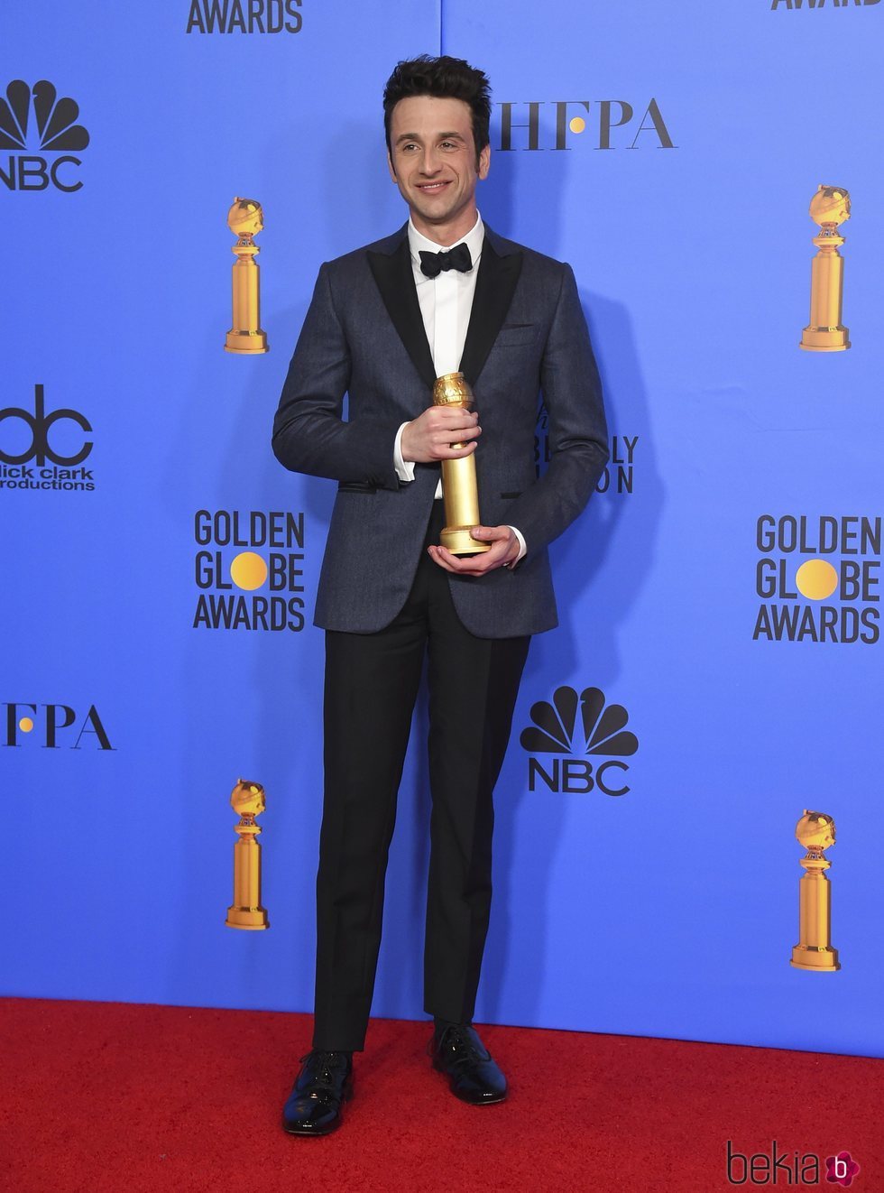 Justin Hurwitz con su premio en los Globos de Oro 2019