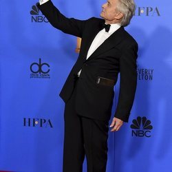 Michael Douglas con su premio en los Globos de Oro 2019