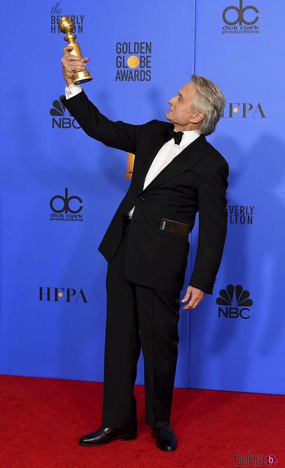 Michael Douglas con su premio en los Globos de Oro 2019