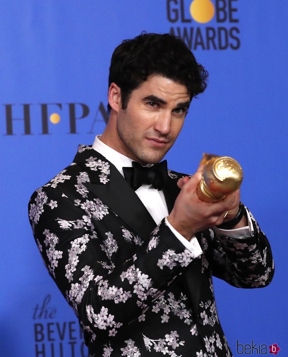 Darren Criss con su premio en los Globos de Oro 2019