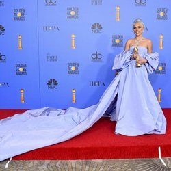 Lady Gaga con su premio en los Globos de Oro 2019