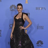 Penélope Cruz posando en el backstage de los Globos de Oro 2019