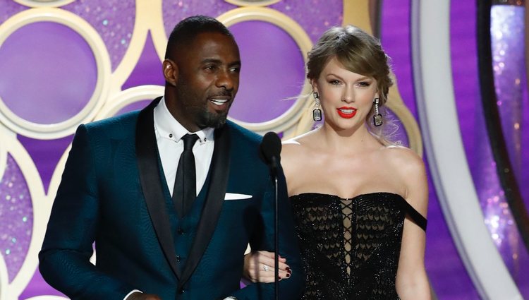 Idris Elba y Taylor Swift durante la gala de los Premios Globos de Oro 2019