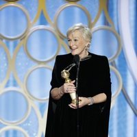 Glenn Close recogiendo su galardón en los Globos de Oro 2019