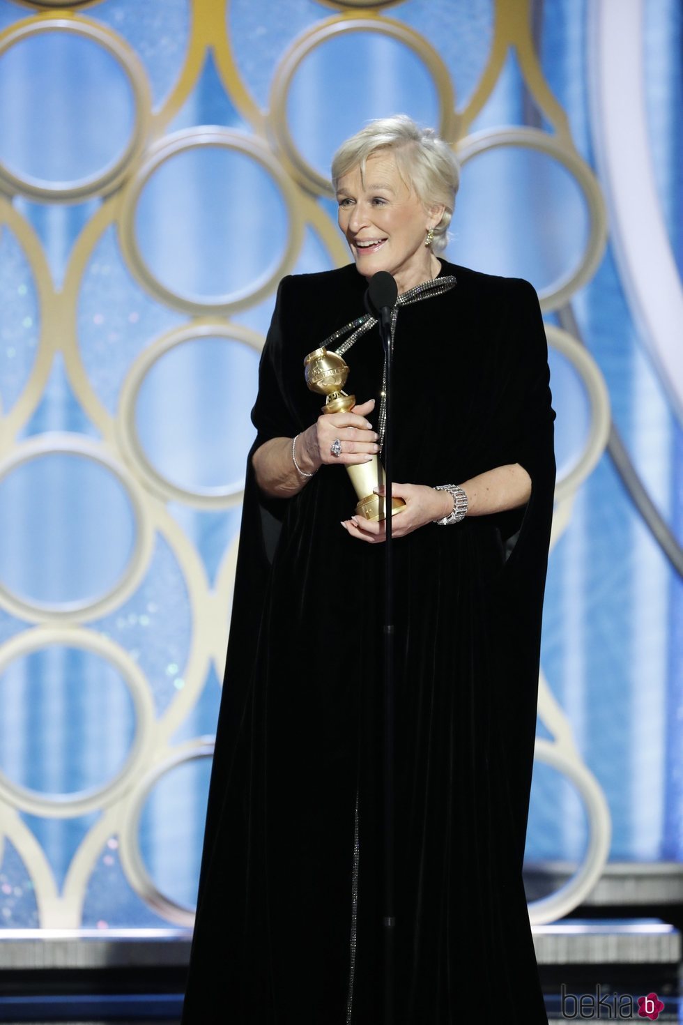 Glenn Close recogiendo su galardón en los Globos de Oro 2019