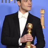 Rami Malek con su premio en los Globos de Oro 2019