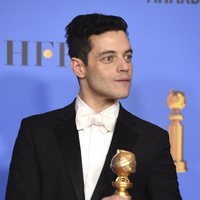 Rami Malek con su premio en los Globos de Oro 2019