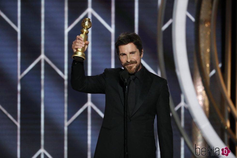 Christian Bale recogiendo su galardón en los Globos de Oro 2019