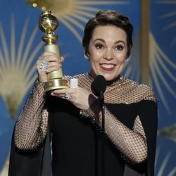 Olivia Colman recogiendo su premio en los Globos de Oro 2019