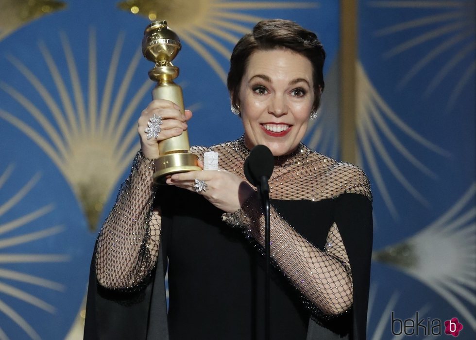 Olivia Colman recogiendo su premio en los Globos de Oro 2019