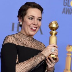 Olivia Colman con su premio en los Globos de Oro 2019