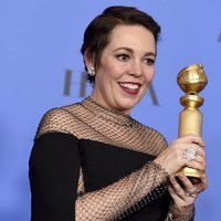 Olivia Colman con su premio en los Globos de Oro 2019