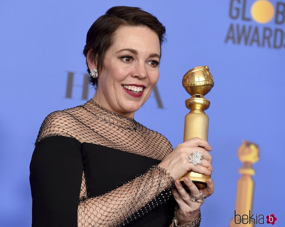 Olivia Colman con su premio en los Globos de Oro 2019