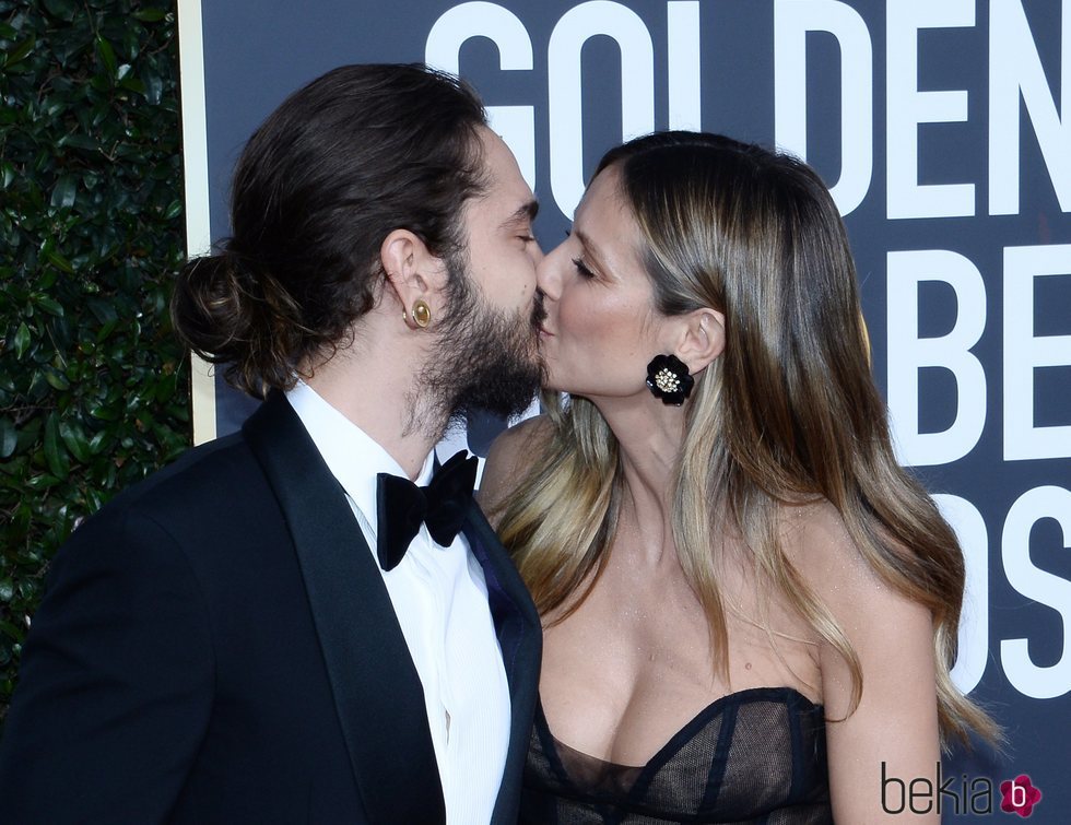 Heidi Klum y Tom Kaulitz besándose en la alfombra roja de los Globos de Oro 2019