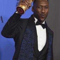 Mahershala Ali con su premio en los Globos de Oro 2019