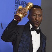 Mahershala Ali con su premio en los Globos de Oro 2019