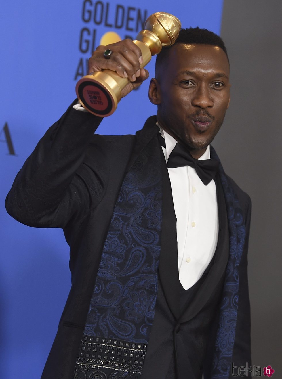 Mahershala Ali con su premio en los Globos de Oro 2019