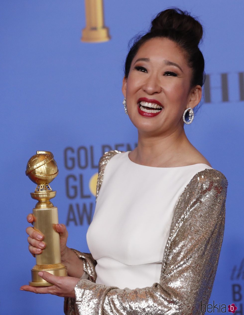 Sandra Oh con su premio en los Globos de Oro 2019