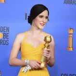 Rachel Brosnahan con su premio en los Globos de Oro 2019