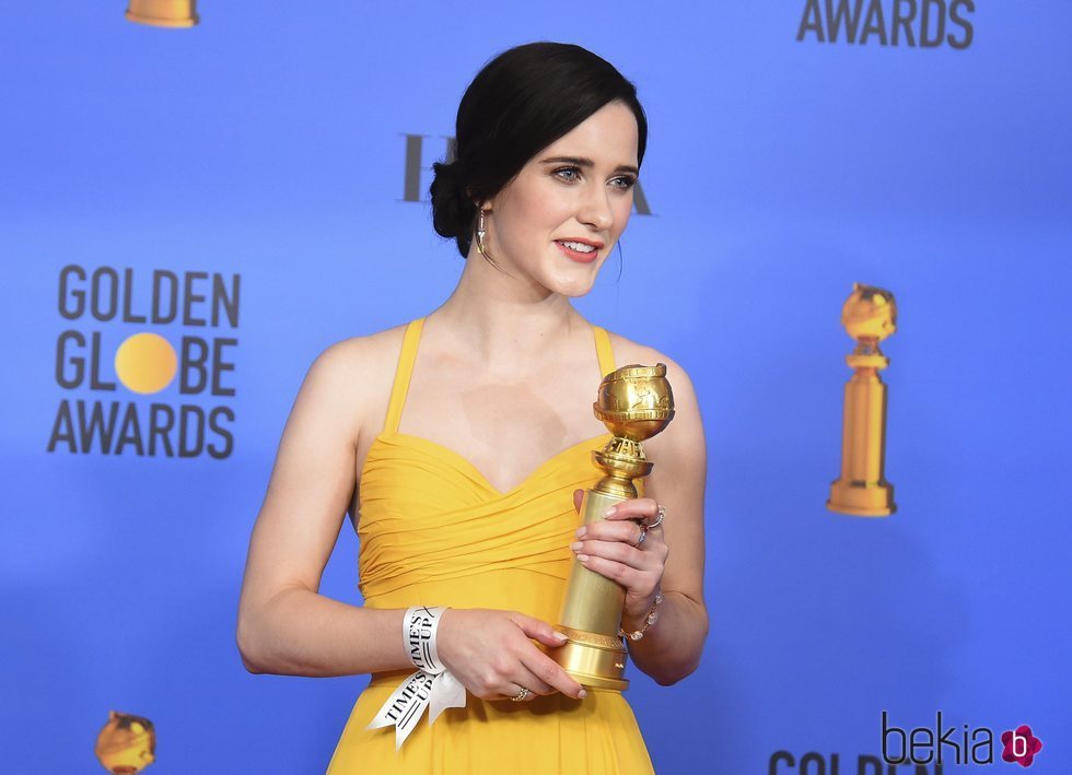 Rachel Brosnahan con su premio en los Globos de Oro 2019