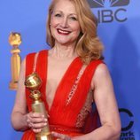 Patricia Clarkson con su premio en los Globos de Oro 2019