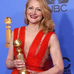 Patricia Clarkson con su premio en los Globos de Oro 2019