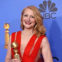 Patricia Clarkson con su premio en los Globos de Oro 2019