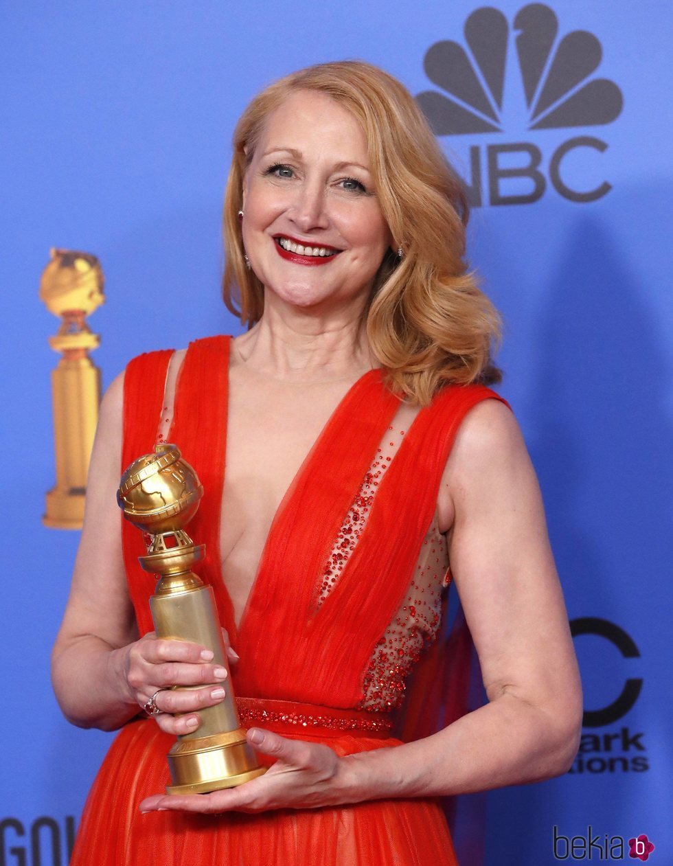 Patricia Clarkson con su premio en los Globos de Oro 2019