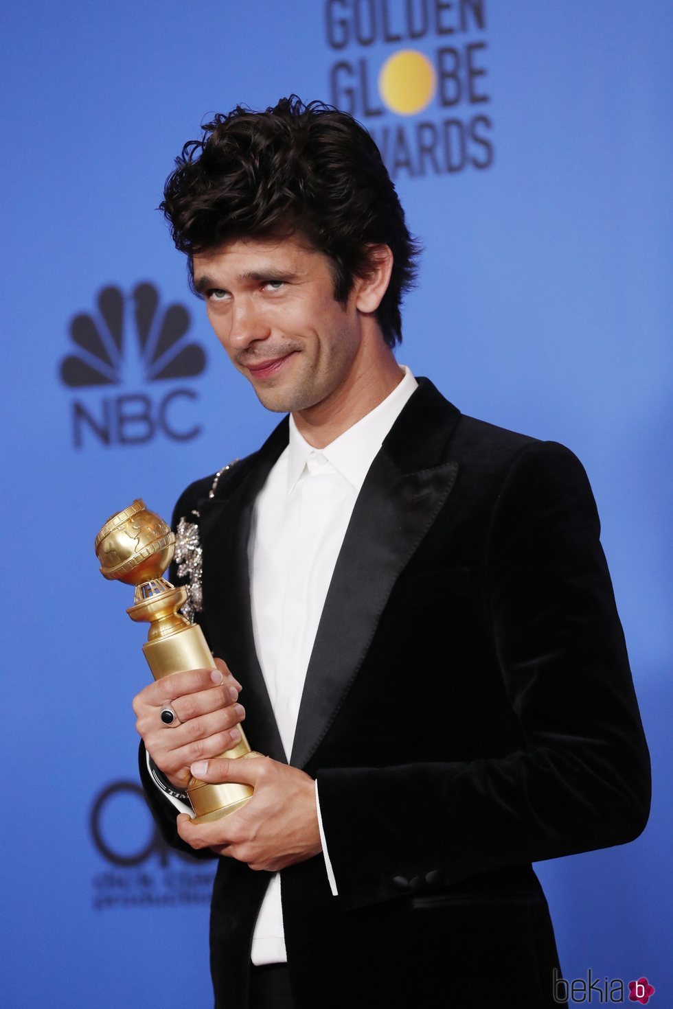 Ben Whishaw con su premio en los Globos de Oro 2019