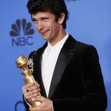 Ben Whishaw con su premio en los Globos de Oro 2019