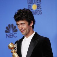 Ben Whishaw con su premio en los Globos de Oro 2019