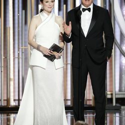 Richard Gere y Julianne Moore presentando un galardón de los Globos de Oro 2019