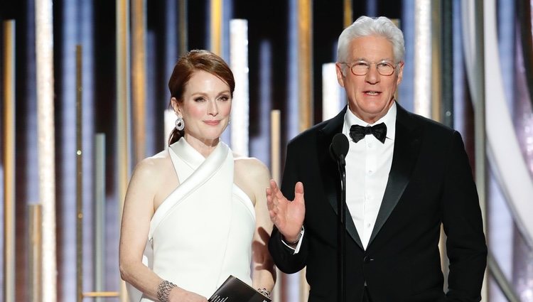 Richard Gere y Julianne Moore presentando un galardón de los Globos de Oro 2019