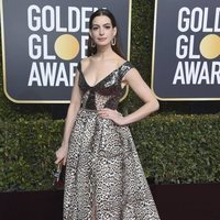 Anne Hathaway en la alfombra roja de los Globos de Oro 2019