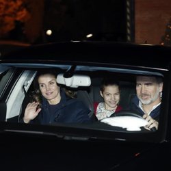 Los Reyes junto a la Infanta Sofía acudiendo a tomar el roscón a casa de Jesús Ortiz