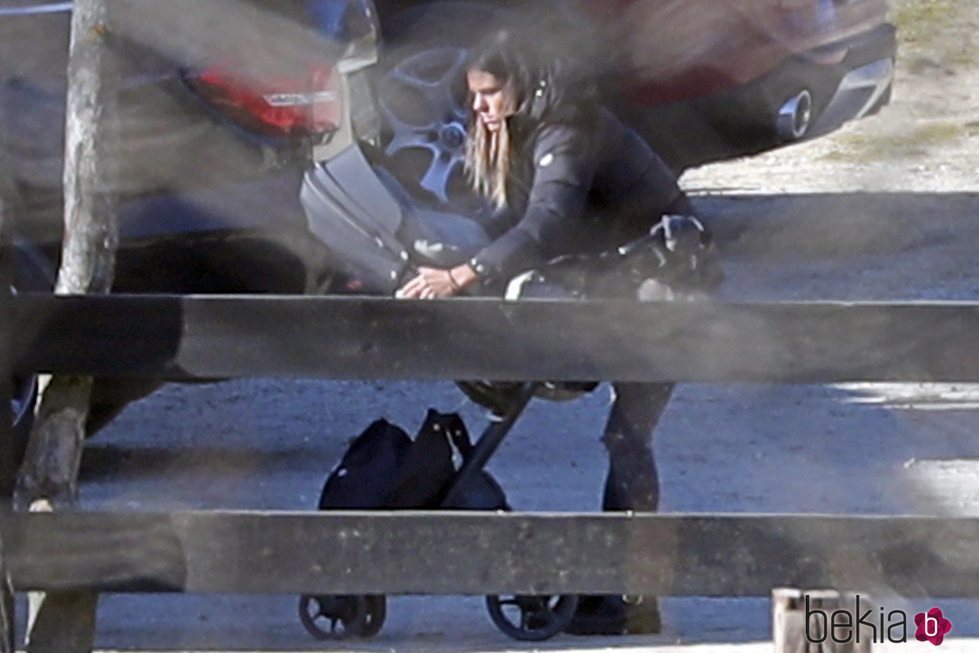 Laura Matamoros colocando el carro de su hijo