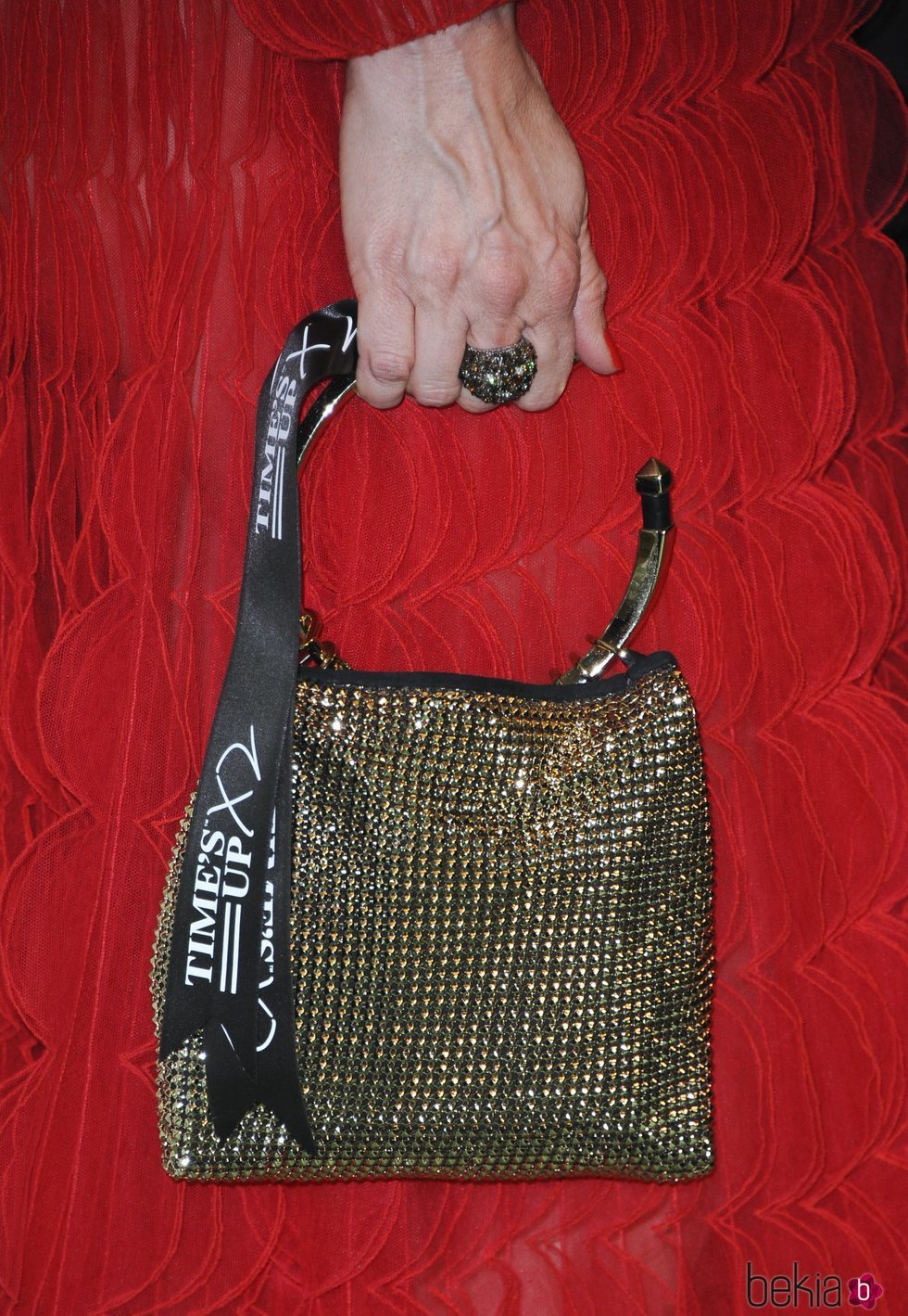 Bolso de Laura Dern en los Globos de Oro 2019 con un mensaje del Time's Up