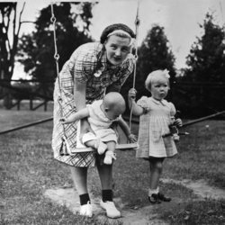 La Reina Juliana de Holanda jugando con las princesas Beatriz e Irene